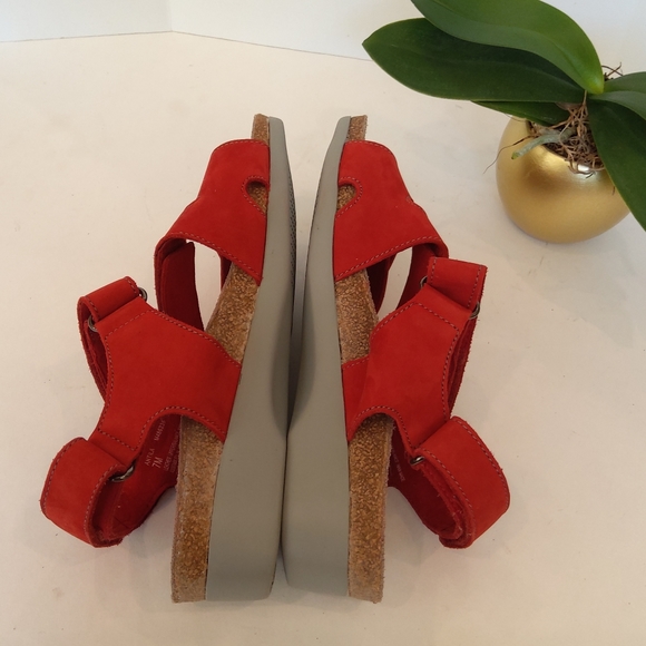 MUNRO red leather sandals adjustable straps - Picture 5 of 8